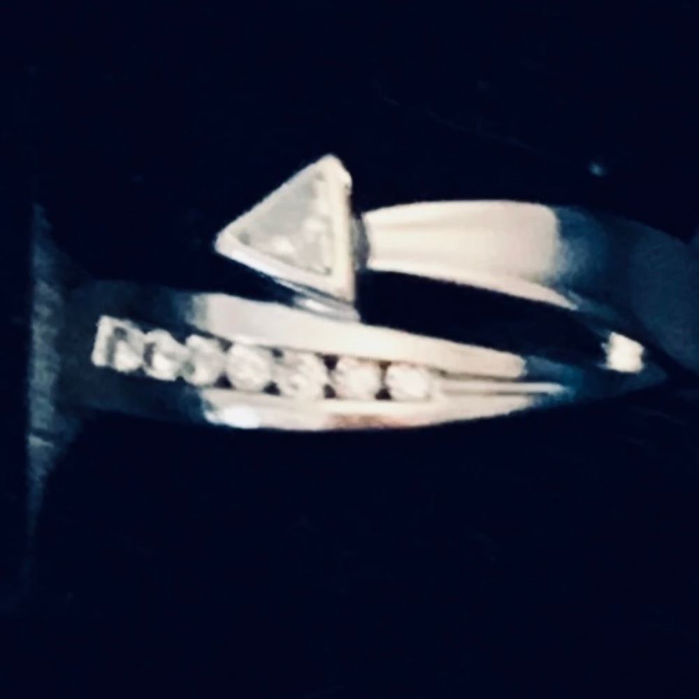 14 K solid white gold diamond arrow ring